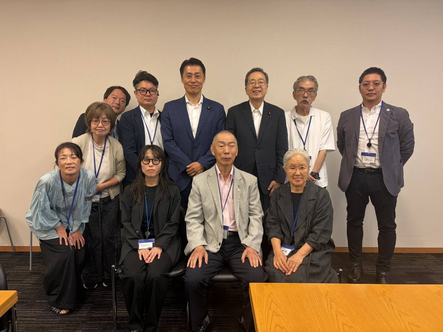 議員懇話会の参加者集合写真