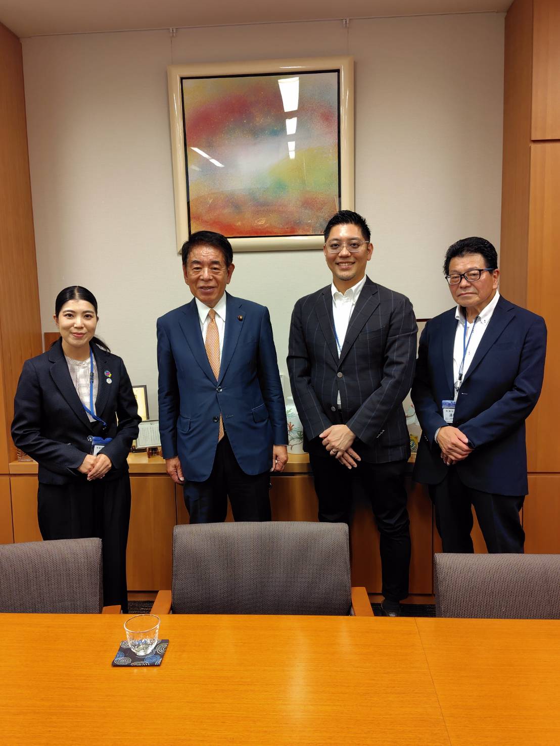 下村博文衆議院議員と当会メンバーの集合写真
